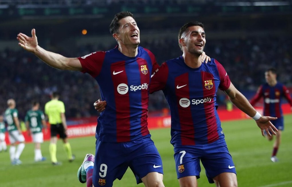 Lewandowski sella la remontada y el Barcelona se impone en la cima.