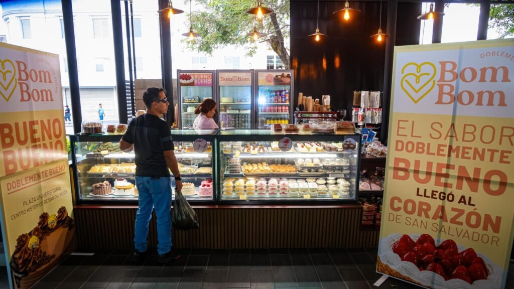 Bom Bom Llega a Plaza Universitaria del Centro Histórico de San Salvador. 2 619144231 122217475346099951 4401441967698799344 n